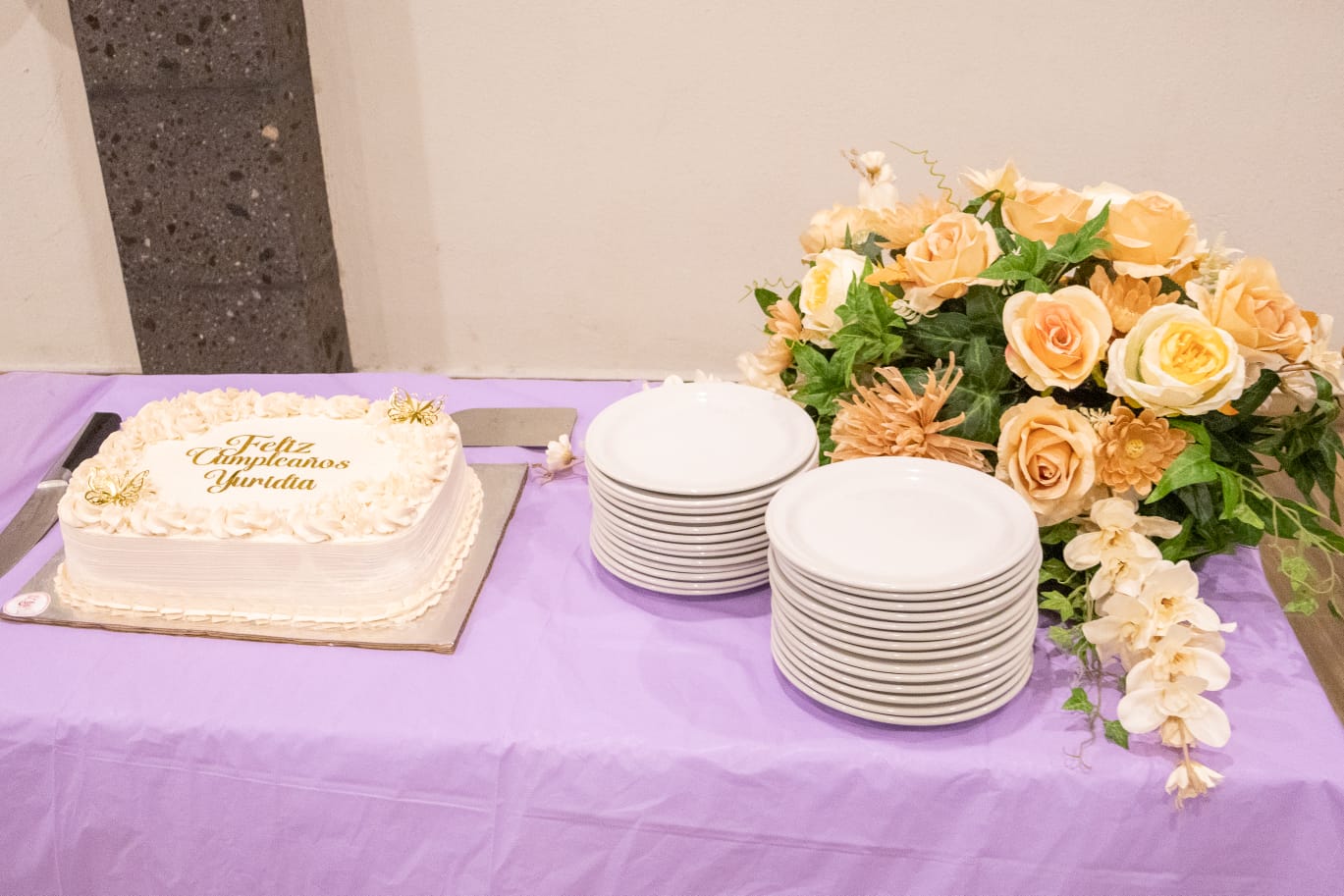 Pastel y arreglo floral para cumpleaños holístico