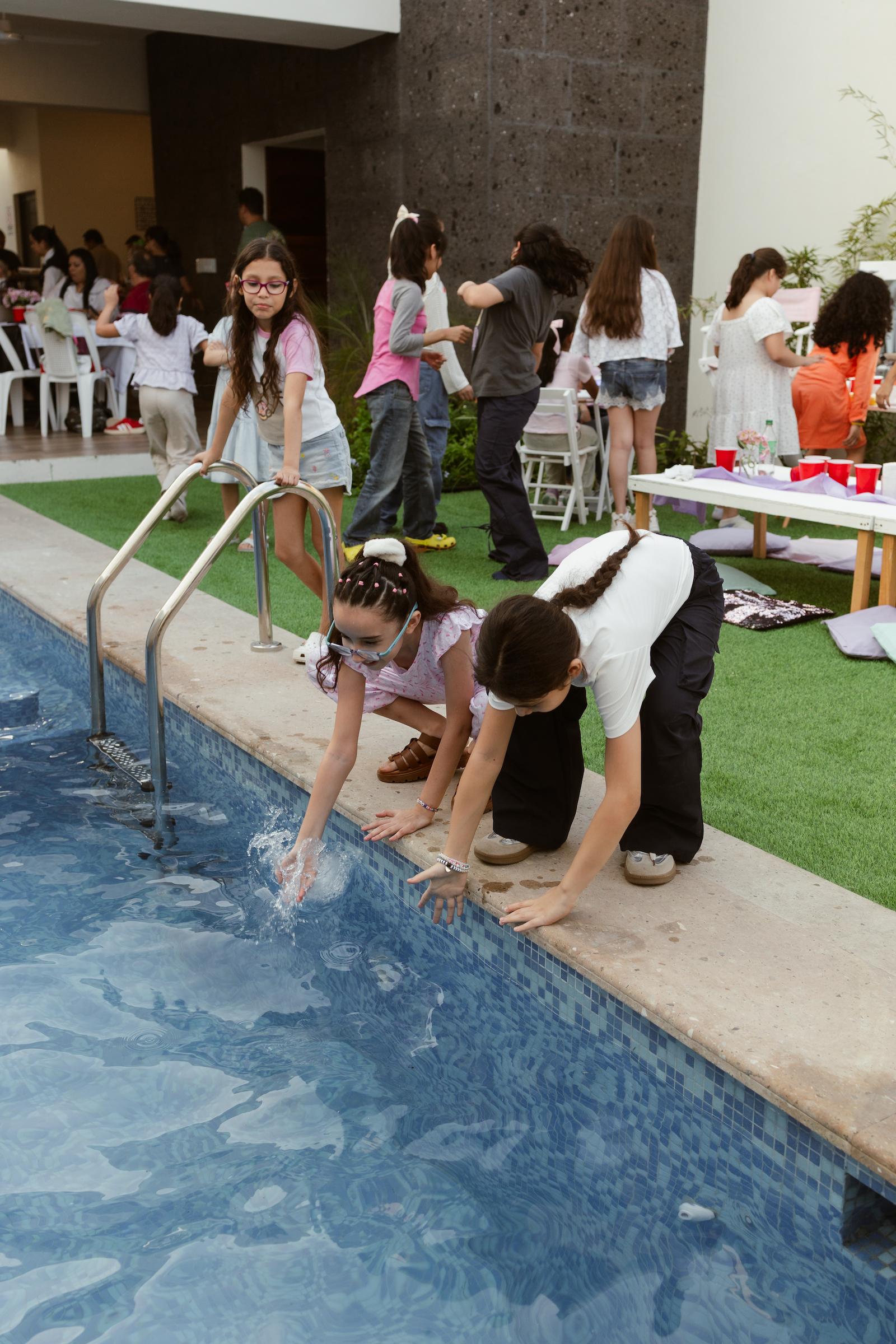 Diversión en la alberca en fiesta infantil
